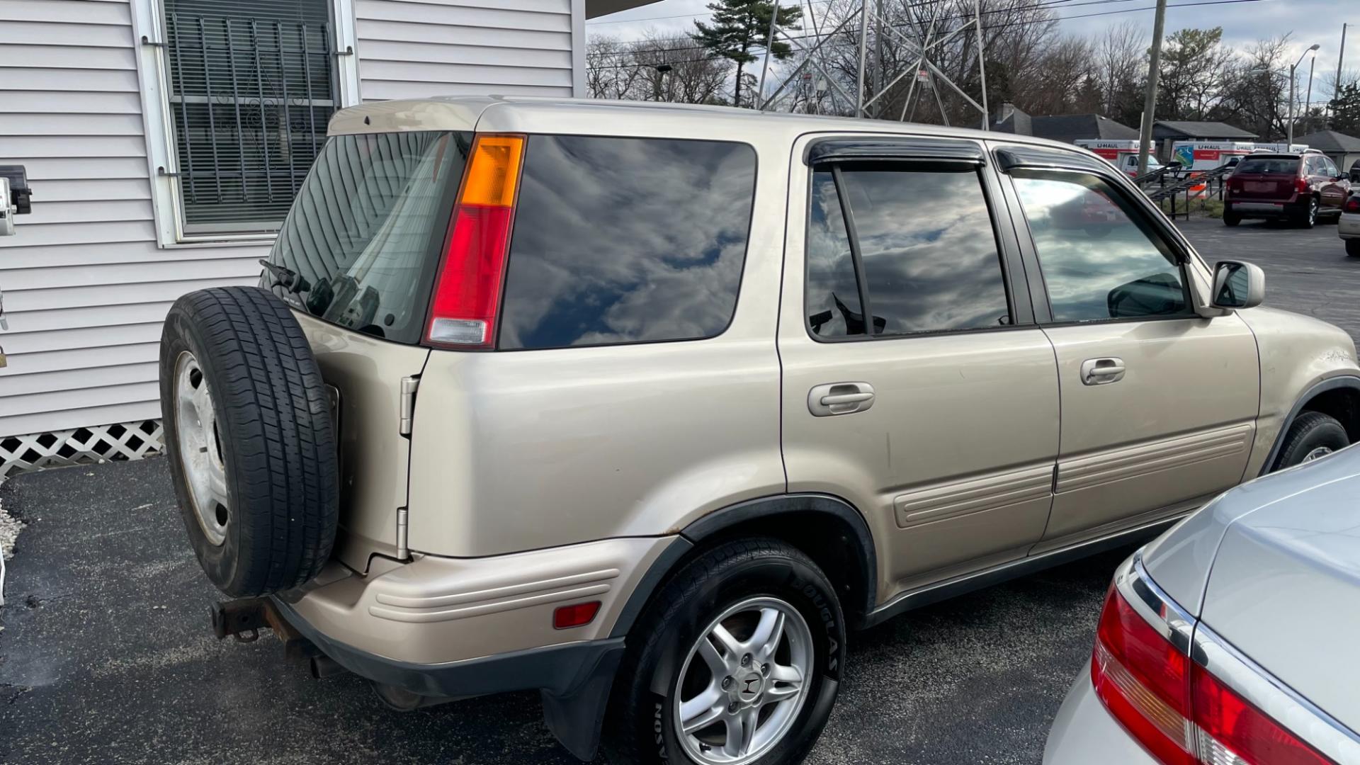 2000 Gold /TAN Honda CR-V SE 4WD (JHLRD1878YC) with an 2.0L L4 DOHC 16V engine, 4-Speed Automatic Overdrive transmission, located at 2710A Westlane Rd., Indianapolis, IN, 46268, (317) 291-2000, 39.885670, -86.208160 - Photo#1