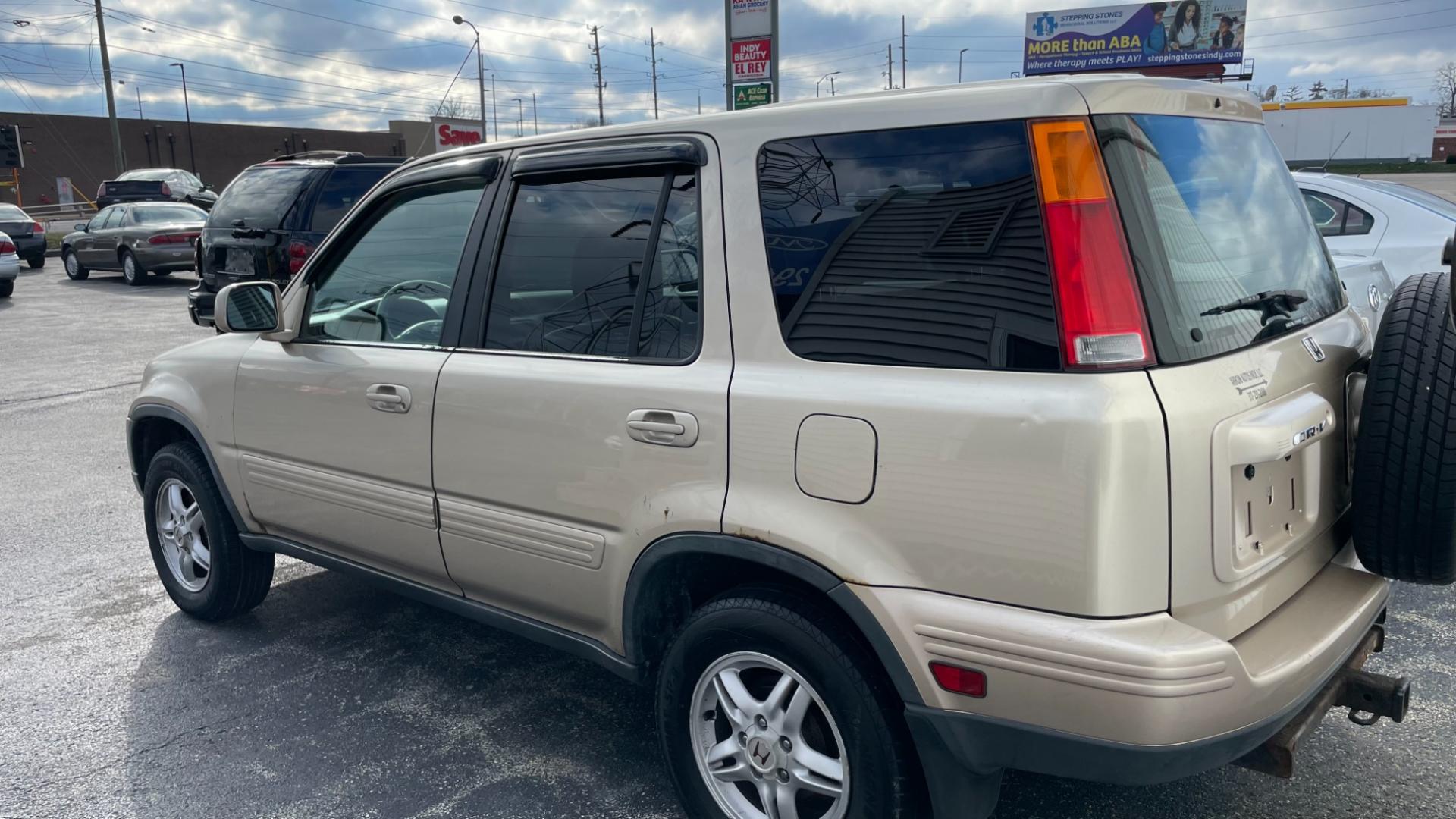 2000 Gold /TAN Honda CR-V SE 4WD (JHLRD1878YC) with an 2.0L L4 DOHC 16V engine, 4-Speed Automatic Overdrive transmission, located at 2710A Westlane Rd., Indianapolis, IN, 46268, (317) 291-2000, 39.885670, -86.208160 - Photo#2