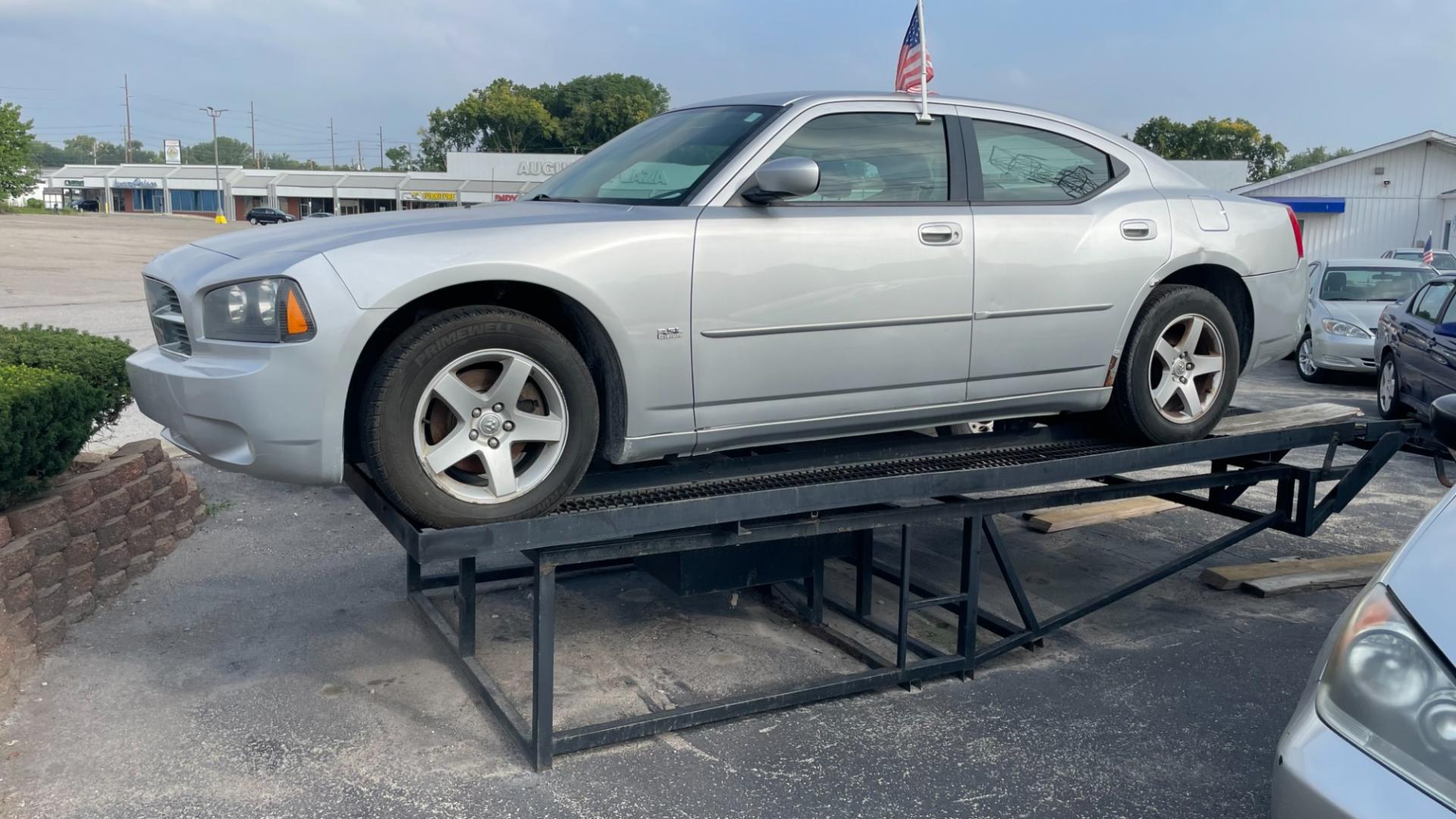 2010 Silver Dodge Charger SXT (2B3CA3CV1AH) with an 3.5L V6 SOHC 24V engine, 5-Speed Automatic transmission, located at 2710A Westlane Rd., Indianapolis, IN, 46268, (317) 291-2000, 39.885670, -86.208160 - Photo#4