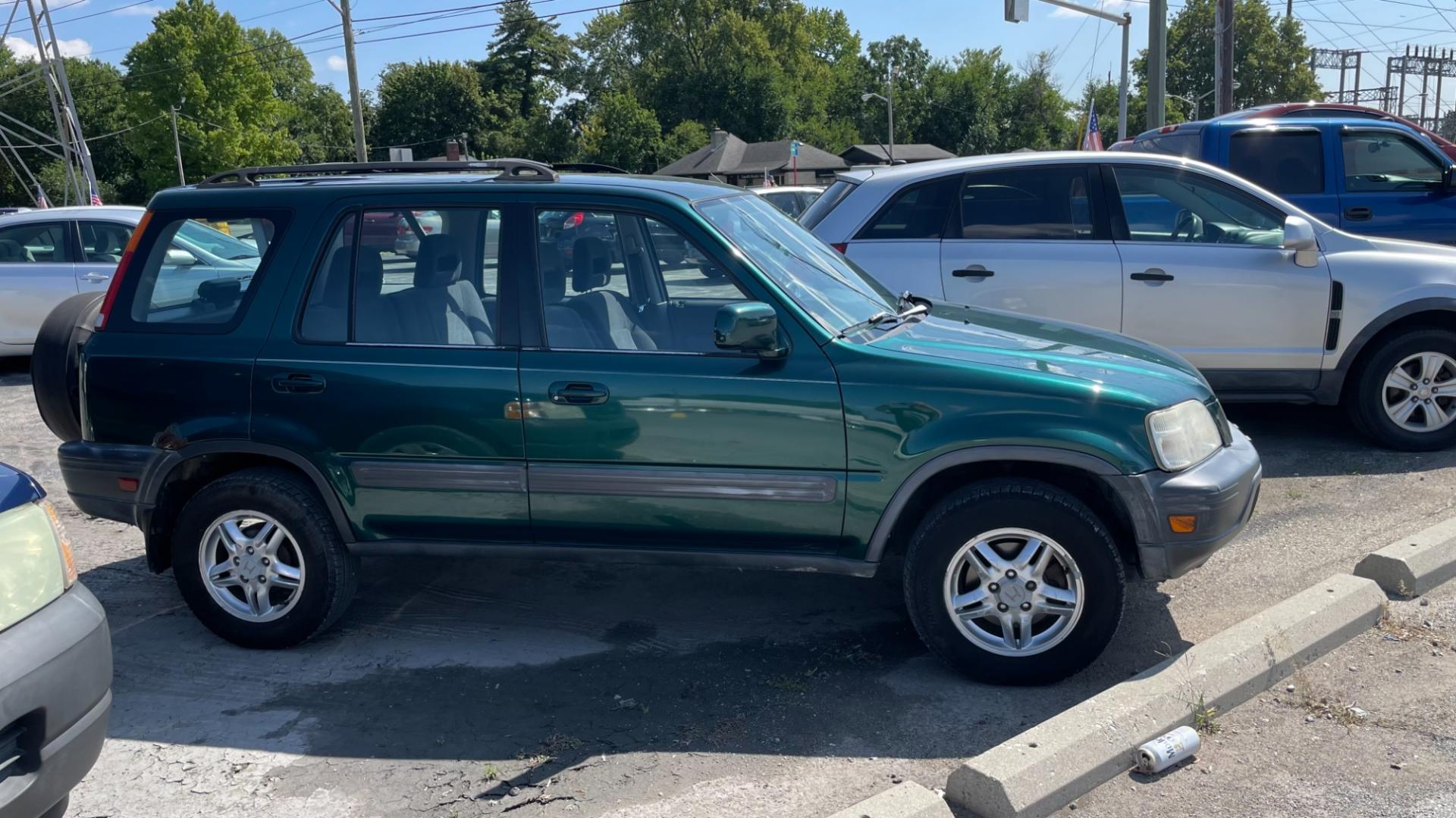 1999 /GRAY Honda CR-V EX 4WD (JHLRD1868XC) with an 2.0L L4 DOHC 16V engine, 4-Speed Automatic Overdrive transmission, located at 2710A Westlane Rd., Indianapolis, IN, 46268, (317) 291-2000, 39.885670, -86.208160 - Photo#1