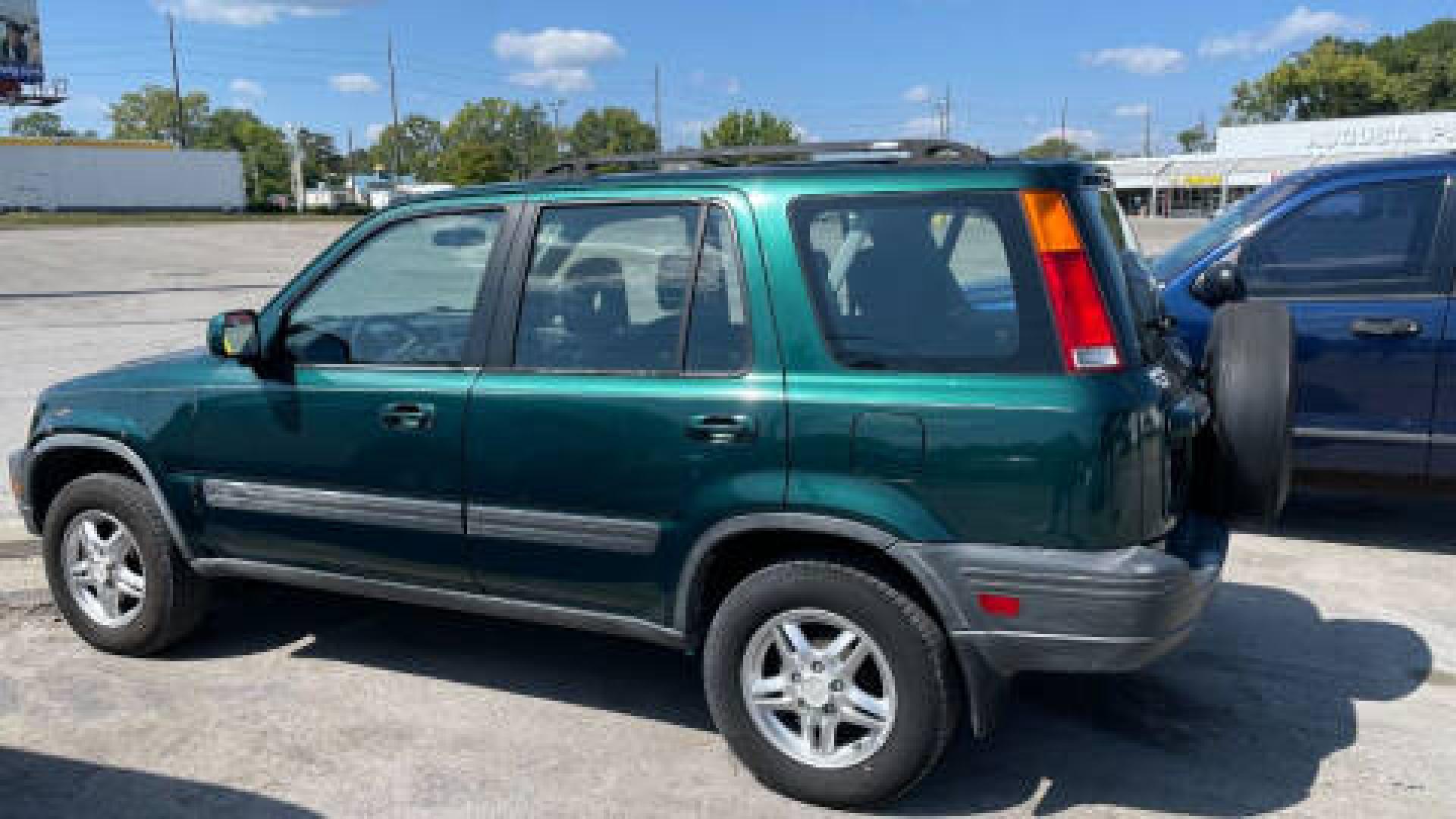 1999 /GRAY Honda CR-V EX 4WD (JHLRD1868XC) with an 2.0L L4 DOHC 16V engine, 4-Speed Automatic Overdrive transmission, located at 2710A Westlane Rd., Indianapolis, IN, 46268, (317) 291-2000, 39.885670, -86.208160 - Photo#2