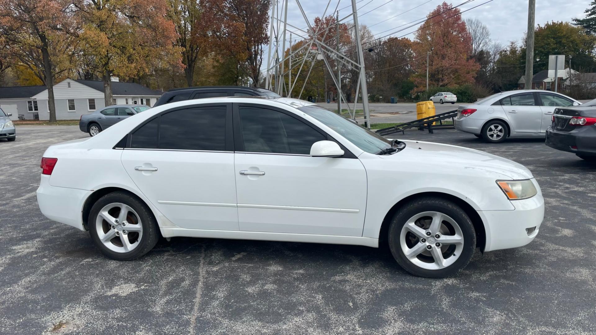 2006 WHITE /BEIGE Hyundai Sonata GLS (5NPEU46F06H) with an 3.3L V6 DOHC 24V engine, located at 2710A Westlane Rd., Indianapolis, IN, 46268, (317) 291-2000, 39.885670, -86.208160 - Photo#1