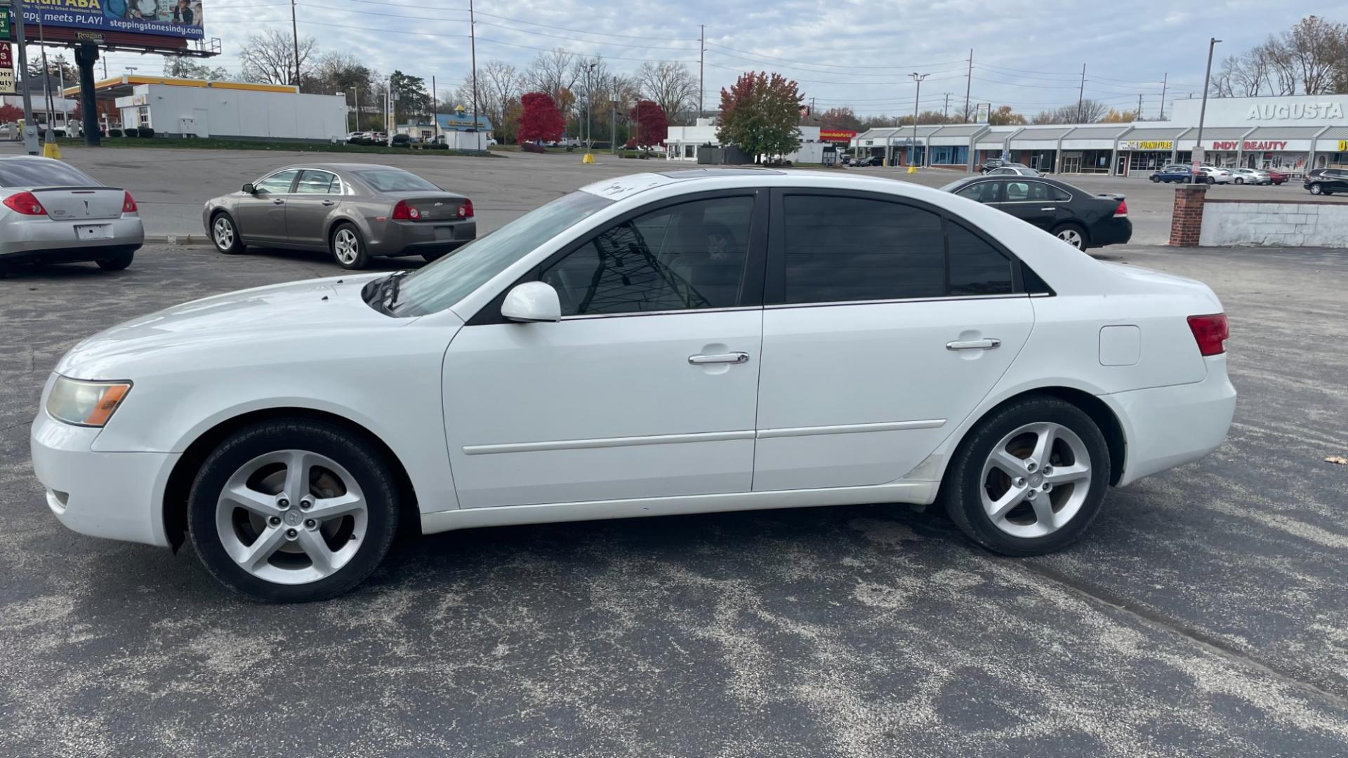 2006 WHITE /BEIGE Hyundai Sonata GLS (5NPEU46F06H) with an 3.3L V6 DOHC 24V engine, located at 2710A Westlane Rd., Indianapolis, IN, 46268, (317) 291-2000, 39.885670, -86.208160 - Photo#2