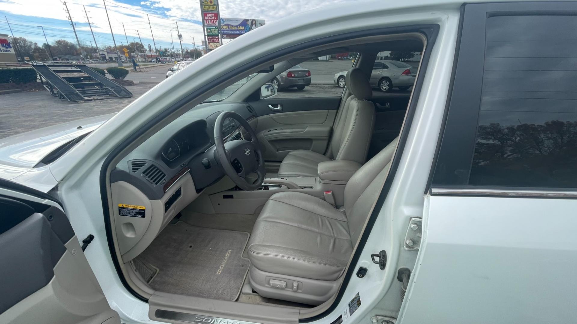 2006 WHITE /BEIGE Hyundai Sonata GLS (5NPEU46F06H) with an 3.3L V6 DOHC 24V engine, located at 2710A Westlane Rd., Indianapolis, IN, 46268, (317) 291-2000, 39.885670, -86.208160 - Photo#6