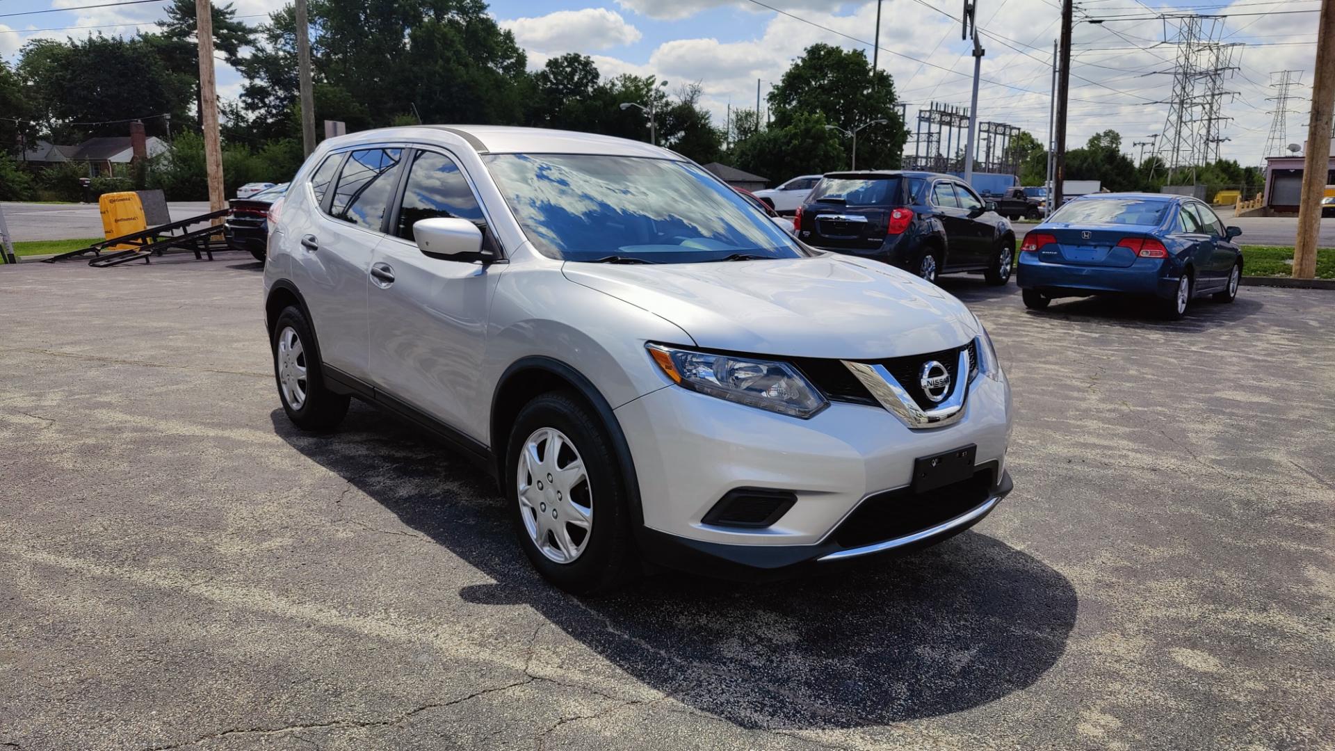 2016 SILVER /BLACK Nissan Rogue S (JN8AT2MT6GW) with an 4 CYL 2.5 LITER engine, located at 2710A Westlane Rd., Indianapolis, IN, 46268, (317) 291-2000, 39.885670, -86.208160 - Photo#4