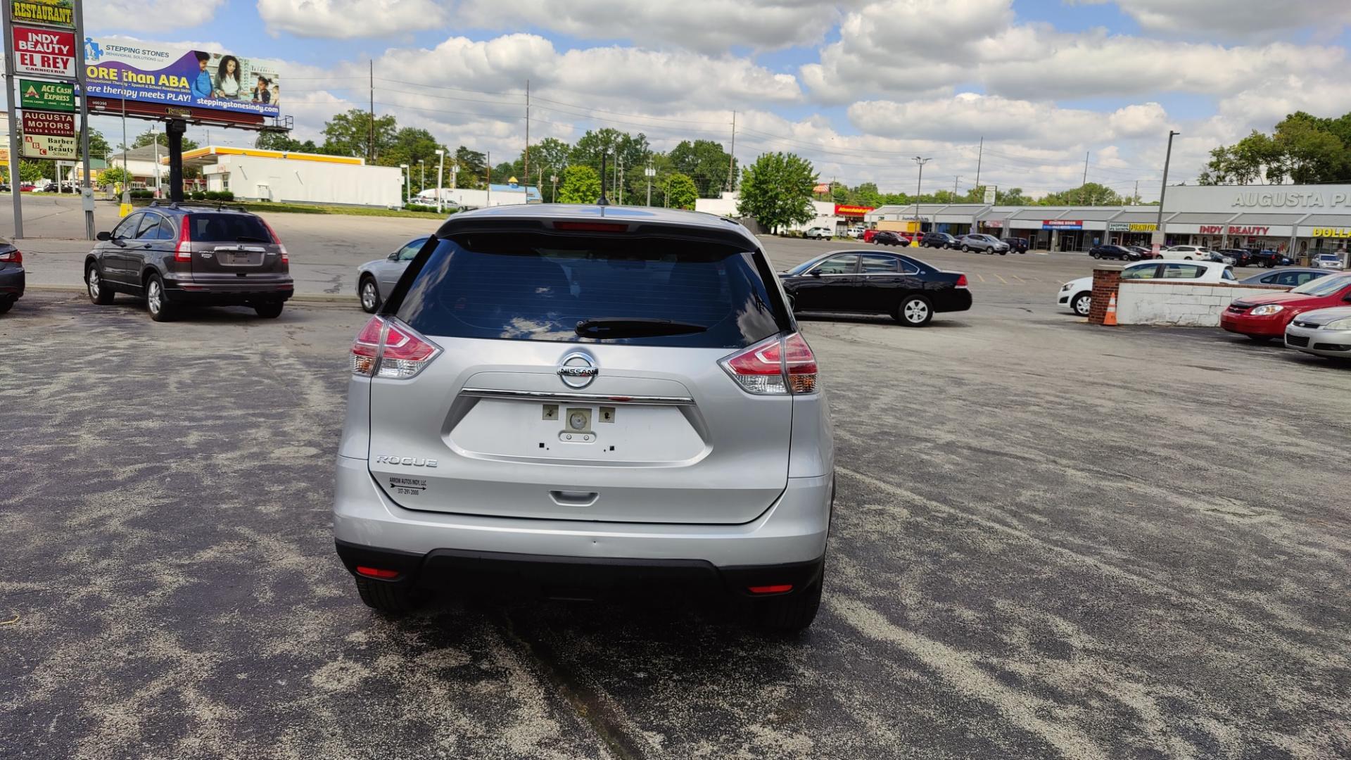 2016 SILVER /BLACK Nissan Rogue S (JN8AT2MT6GW) with an 4 CYL 2.5 LITER engine, located at 2710A Westlane Rd., Indianapolis, IN, 46268, (317) 291-2000, 39.885670, -86.208160 - Photo#3