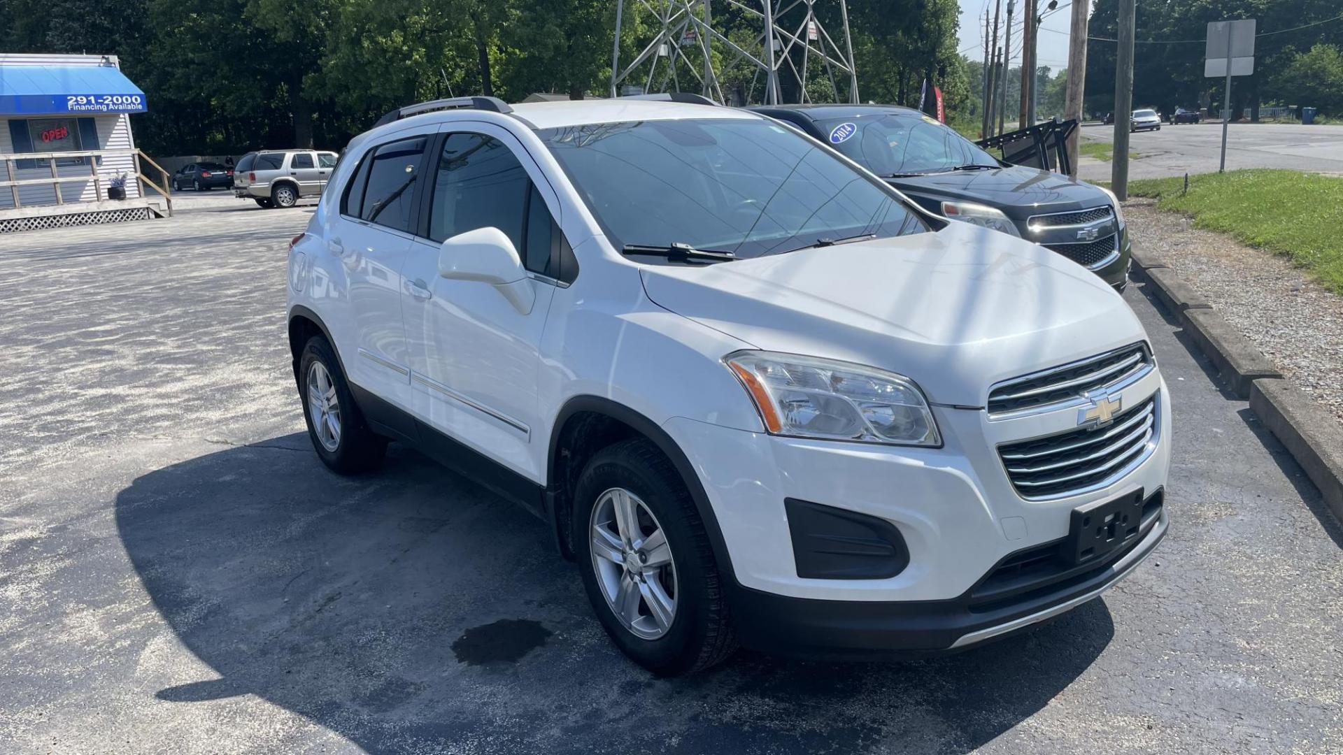 2015 WHITE /BLACK Chevrolet Trax LT (KL7CJRSB8FB) with an 1.4 engine, 6-Speed Automatic transmission, located at 2710A Westlane Rd., Indianapolis, IN, 46268, (317) 291-2000, 39.885670, -86.208160 - Photo#0