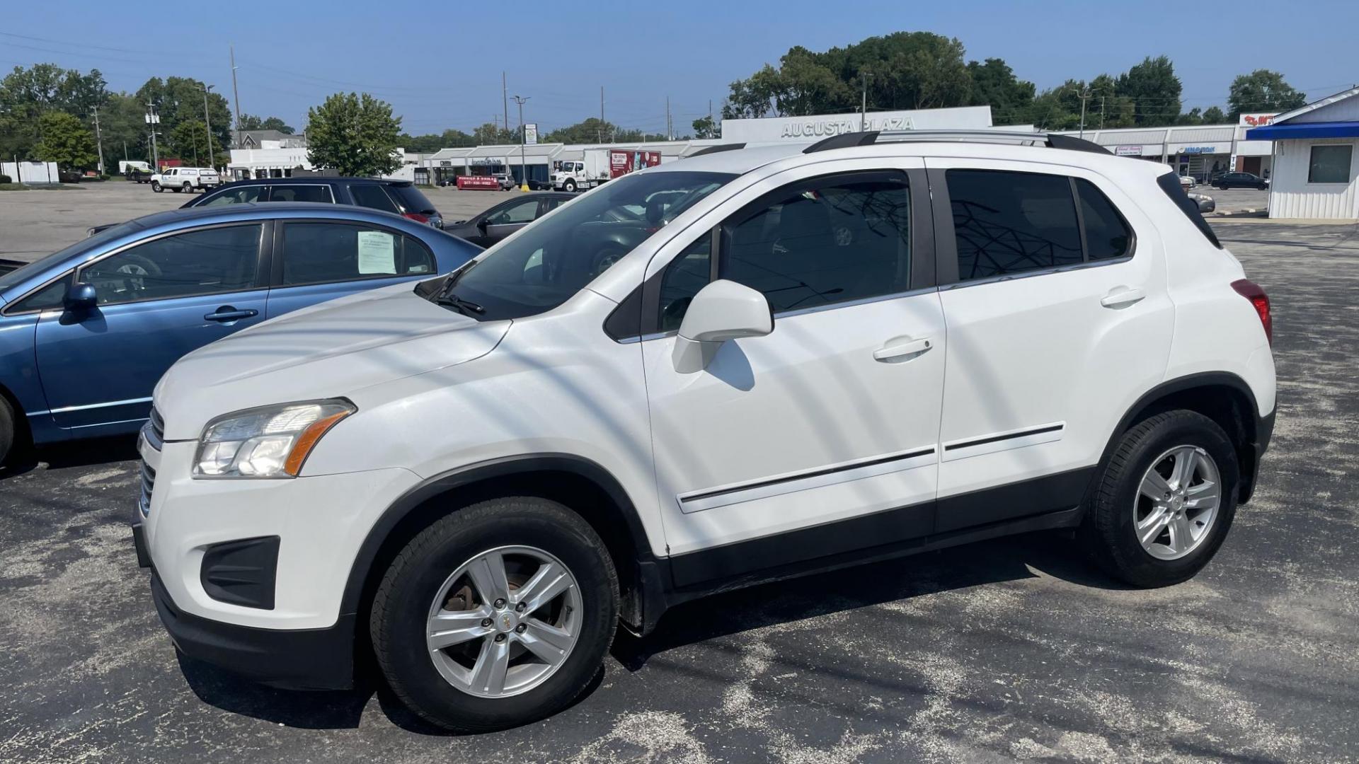 2015 WHITE /BLACK Chevrolet Trax LT (KL7CJRSB8FB) with an 1.4 engine, 6-Speed Automatic transmission, located at 2710A Westlane Rd., Indianapolis, IN, 46268, (317) 291-2000, 39.885670, -86.208160 - Photo#1