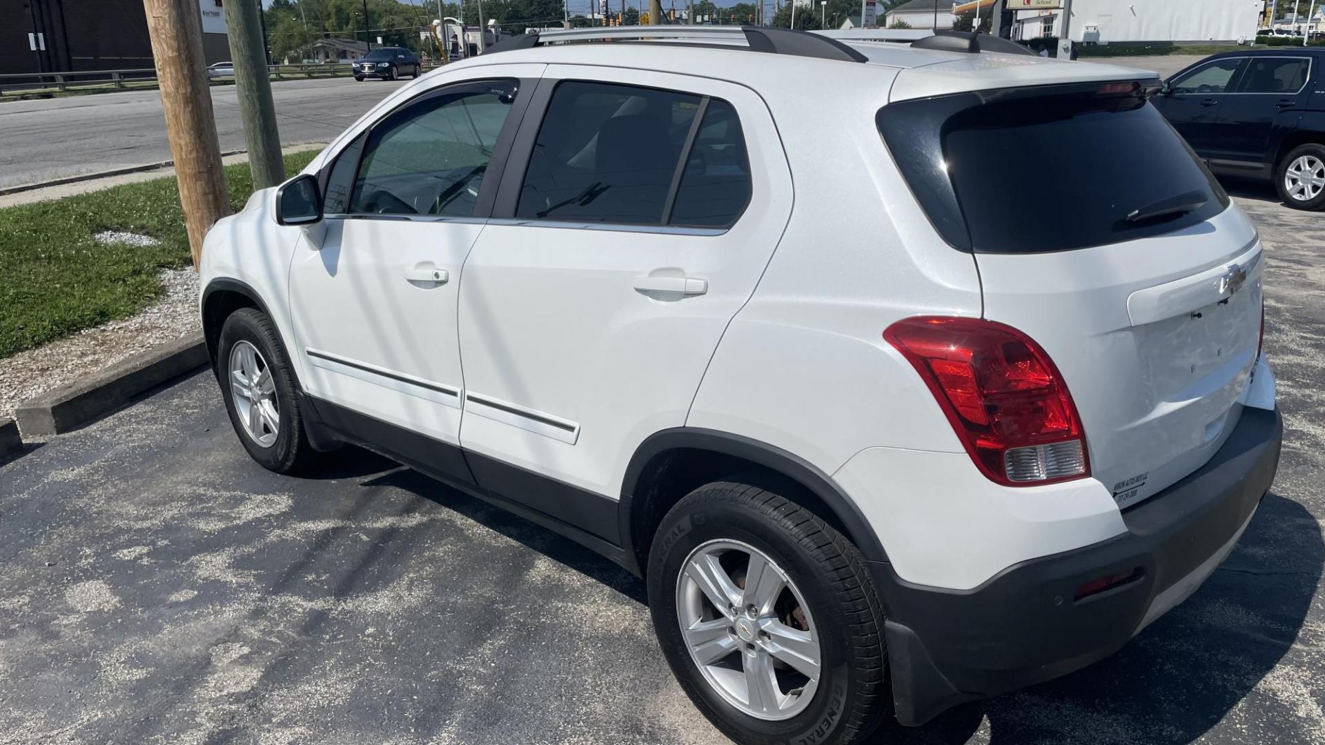 2015 WHITE /BLACK Chevrolet Trax LT (KL7CJRSB8FB) with an 1.4 engine, 6-Speed Automatic transmission, located at 2710A Westlane Rd., Indianapolis, IN, 46268, (317) 291-2000, 39.885670, -86.208160 - Photo#3