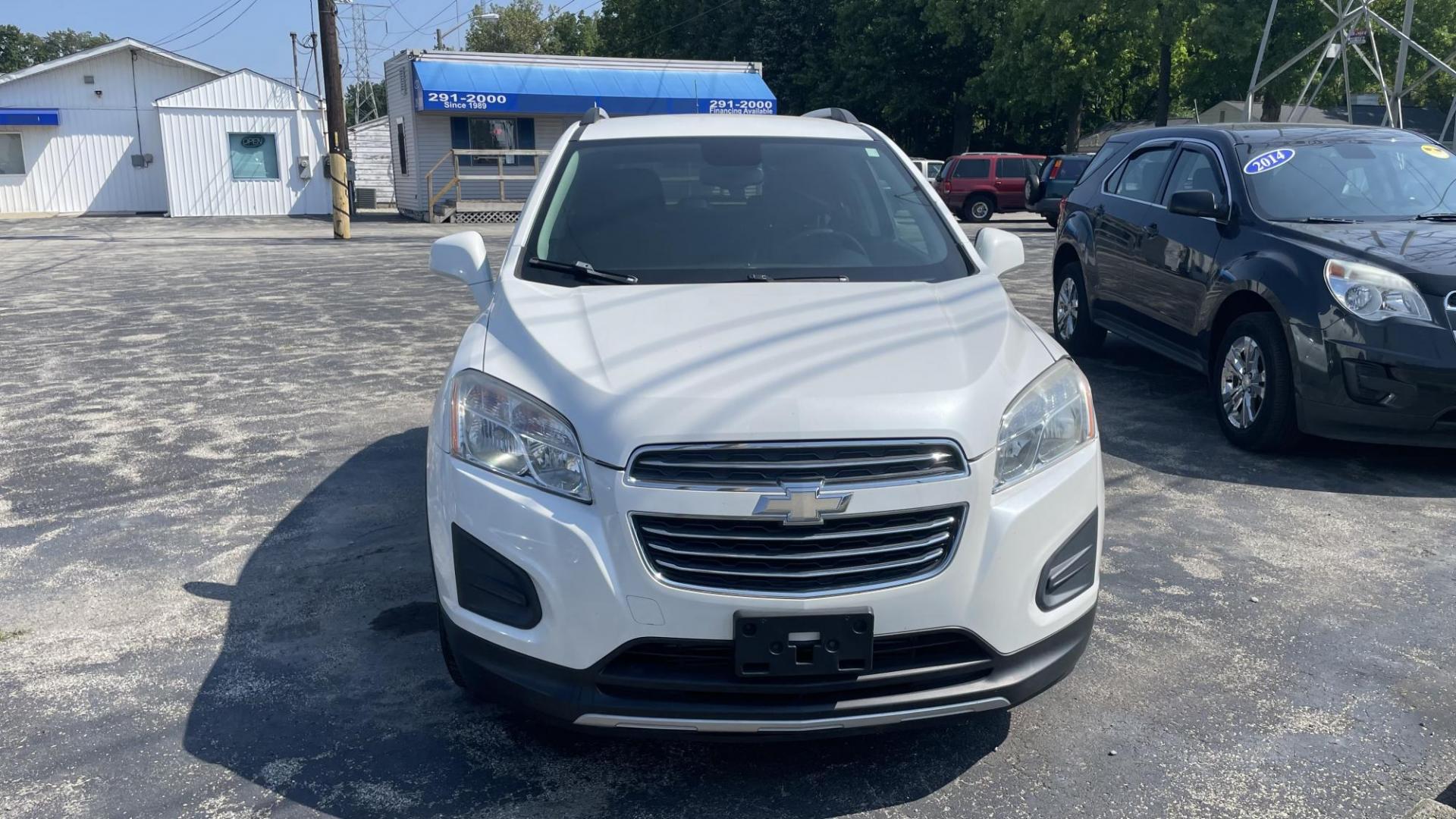 2015 WHITE /BLACK Chevrolet Trax LT (KL7CJRSB8FB) with an 1.4 engine, 6-Speed Automatic transmission, located at 2710A Westlane Rd., Indianapolis, IN, 46268, (317) 291-2000, 39.885670, -86.208160 - Photo#2