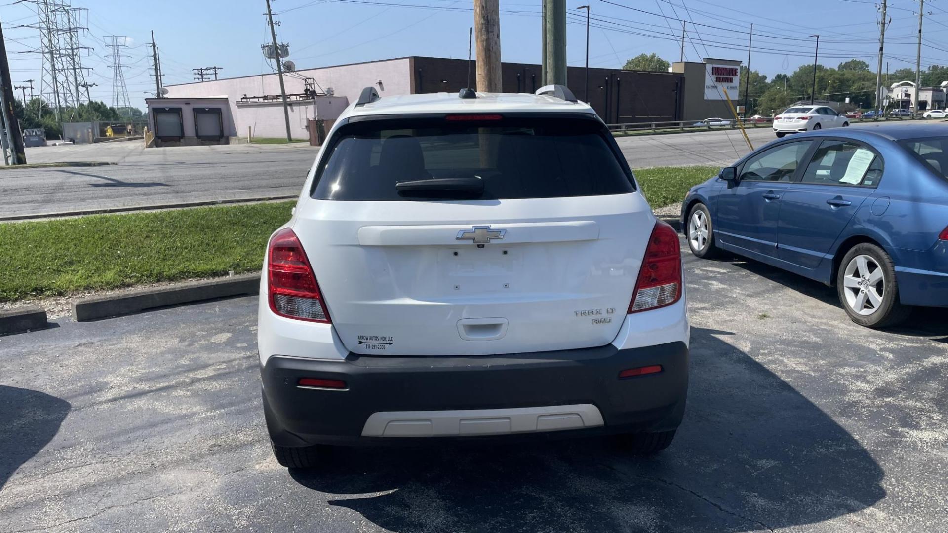 2015 WHITE /BLACK Chevrolet Trax LT (KL7CJRSB8FB) with an 1.4 engine, 6-Speed Automatic transmission, located at 2710A Westlane Rd., Indianapolis, IN, 46268, (317) 291-2000, 39.885670, -86.208160 - Photo#4