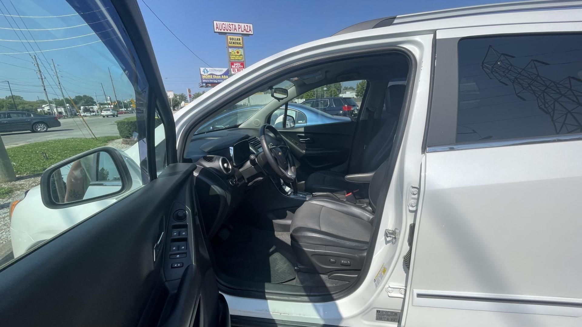 2015 WHITE /BLACK Chevrolet Trax LT (KL7CJRSB8FB) with an 1.4 engine, 6-Speed Automatic transmission, located at 2710A Westlane Rd., Indianapolis, IN, 46268, (317) 291-2000, 39.885670, -86.208160 - Photo#7