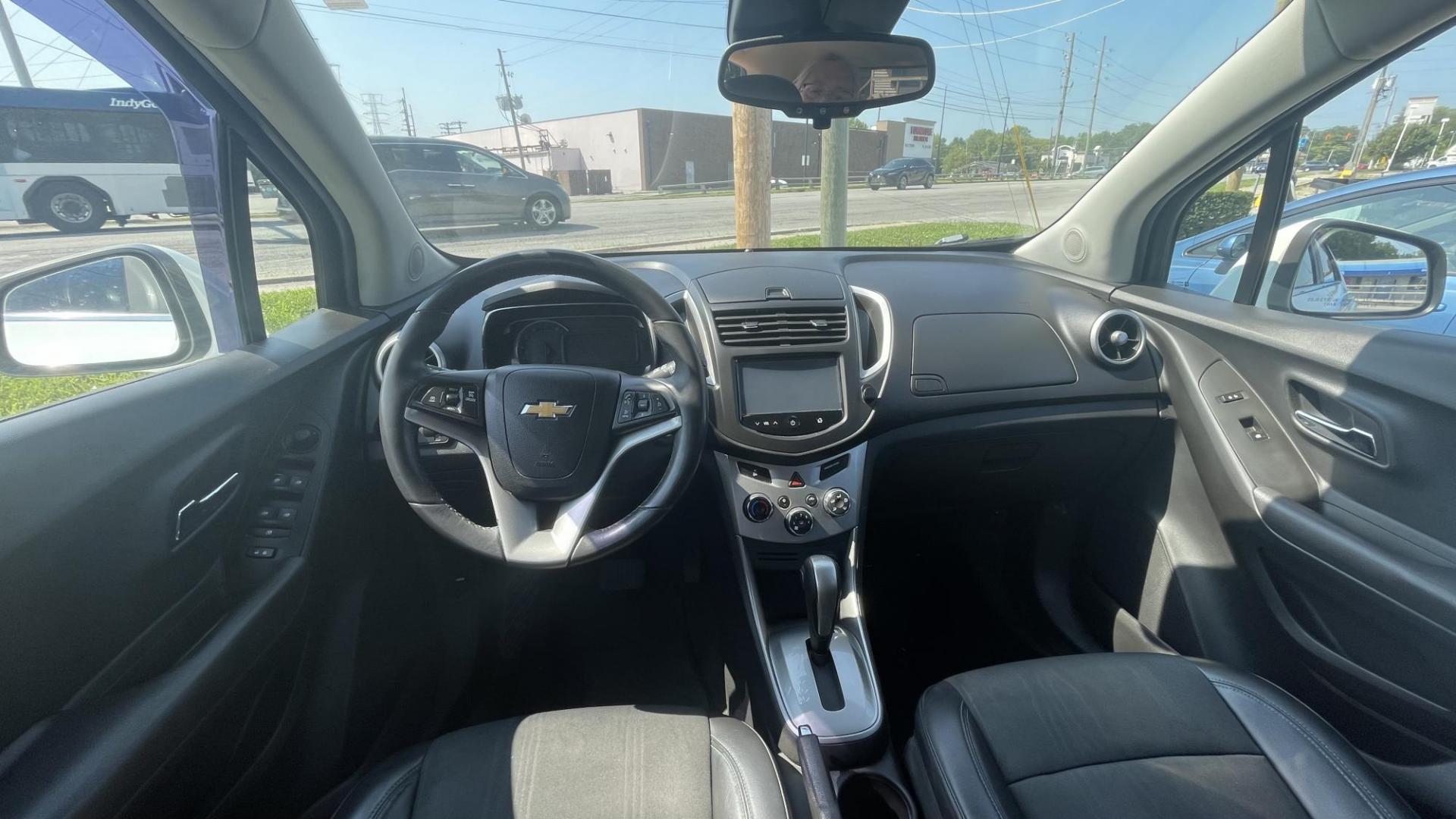 2015 WHITE /BLACK Chevrolet Trax LT (KL7CJRSB8FB) with an 1.4 engine, 6-Speed Automatic transmission, located at 2710A Westlane Rd., Indianapolis, IN, 46268, (317) 291-2000, 39.885670, -86.208160 - Photo#8