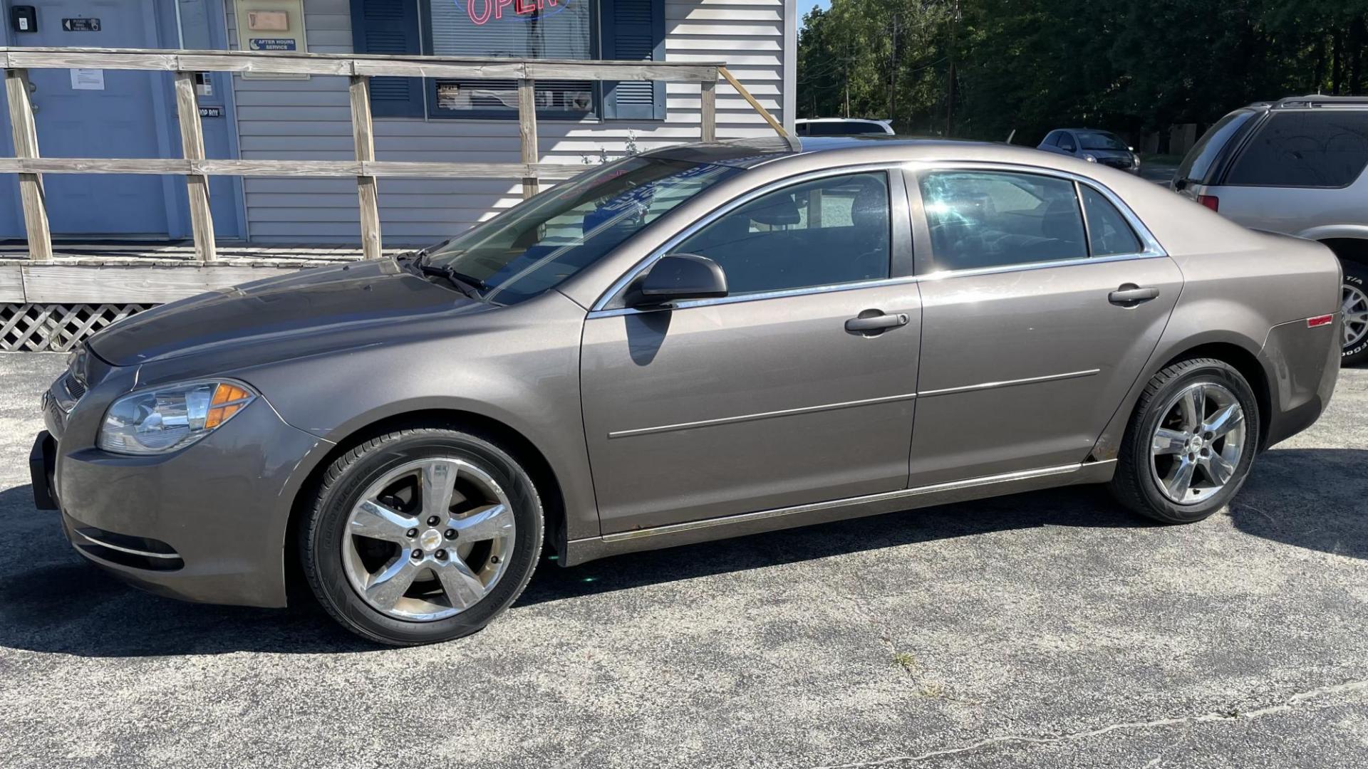 2010 /TAN Chevrolet Malibu LT (1G1ZD5EB8AF) with an 2.4L L4 DOHC 16V engine, 6-Speed Automatic transmission, located at 2710A Westlane Rd., Indianapolis, IN, 46268, (317) 291-2000, 39.885670, -86.208160 - Photo#3