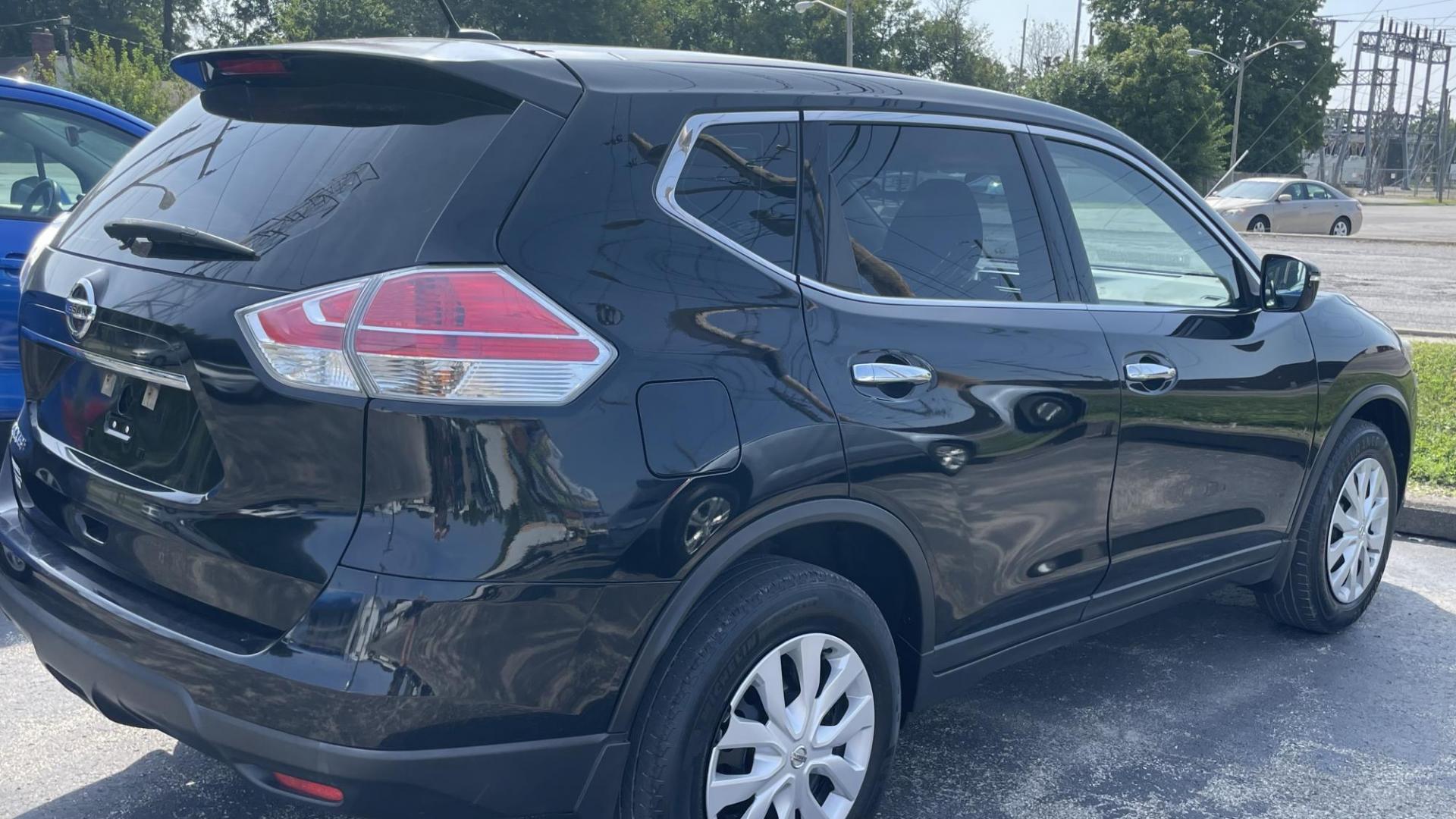 2015 Nissan Rogue S 2WD (KNMAT2MT5FP) with an 2.5L L4 DOHC 16V engine, Continuously Variable Transmission transmission, located at 2710A Westlane Rd., Indianapolis, IN, 46268, (317) 291-2000, 39.885670, -86.208160 - Photo#3