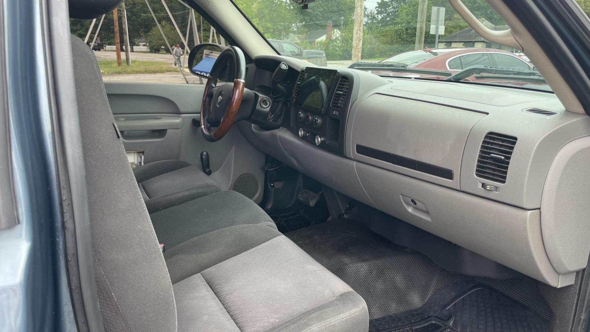 2010 BLUE /GRAY Chevrolet Silverado 1500 Work Truck 2WD (1GCPCPEX4AZ) with an 4.3L V6 OHV 12V engine, 4-Speed Automatic transmission, located at 2710A Westlane Rd., Indianapolis, IN, 46268, (317) 291-2000, 39.885670, -86.208160 - Photo#8