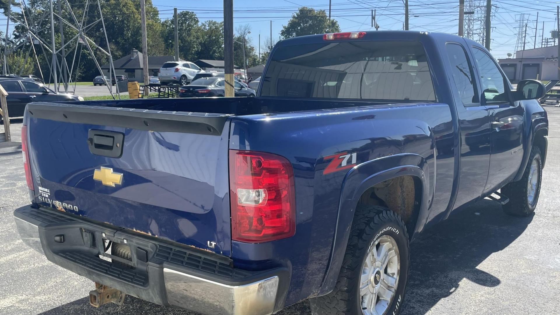 2013 BLUE Chevrolet Silverado 1500 LT Ext. Cab 2WD (1GCRCSE05DZ) with an 5.3L V8 OHV 16V FFV engine, 6-Speed Automatic transmission, located at 2710A Westlane Rd., Indianapolis, IN, 46268, (317) 291-2000, 39.885670, -86.208160 - Photo#2