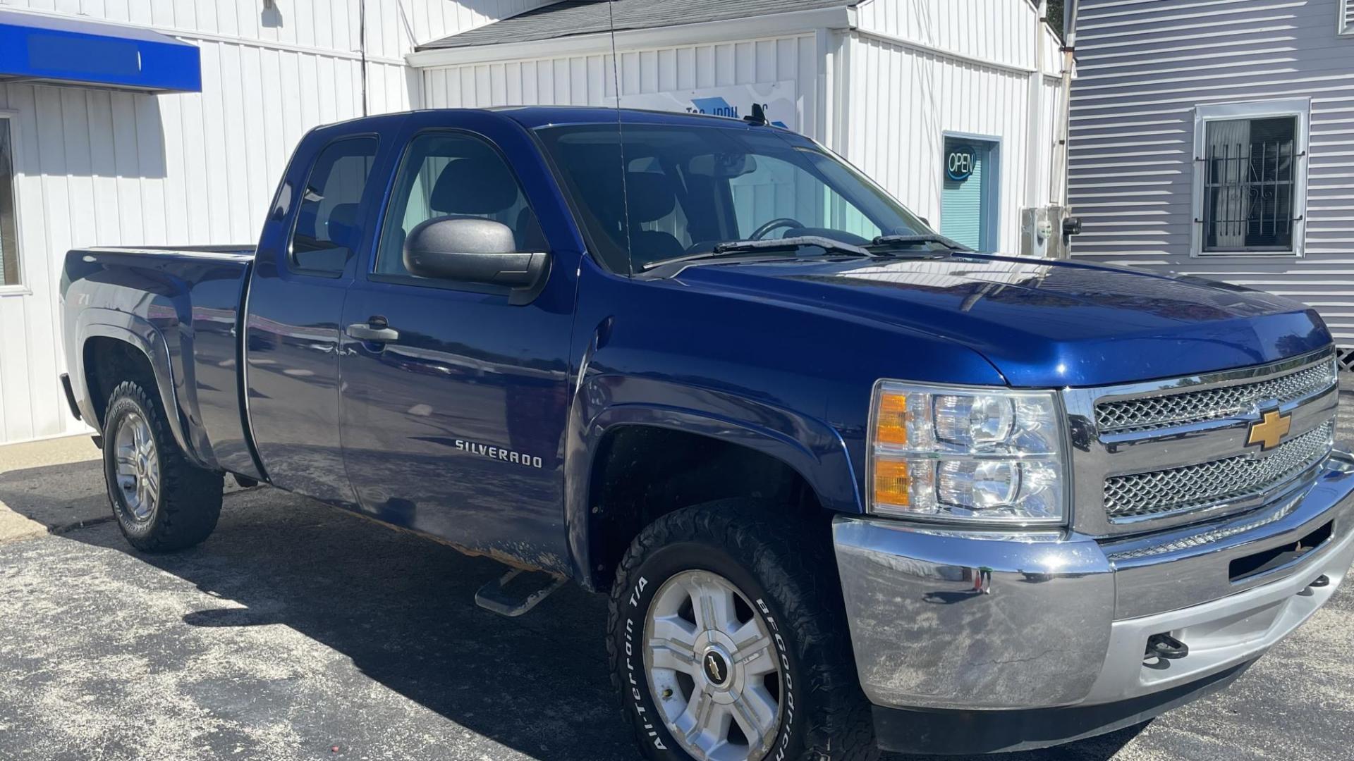 2013 BLUE Chevrolet Silverado 1500 LT Ext. Cab 2WD (1GCRCSE05DZ) with an 5.3L V8 OHV 16V FFV engine, 6-Speed Automatic transmission, located at 2710A Westlane Rd., Indianapolis, IN, 46268, (317) 291-2000, 39.885670, -86.208160 - Photo#4