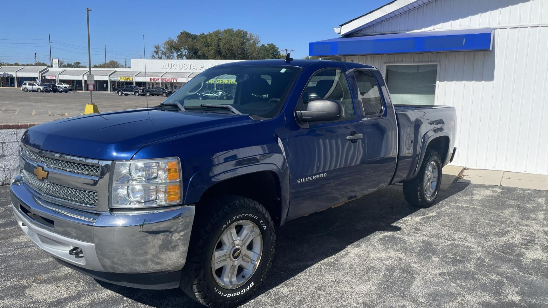 2013 BLUE Chevrolet Silverado 1500 LT Ext. Cab 2WD (1GCRCSE05DZ) with an 5.3L V8 OHV 16V FFV engine, 6-Speed Automatic transmission, located at 2710A Westlane Rd., Indianapolis, IN, 46268, (317) 291-2000, 39.885670, -86.208160 - Photo#0