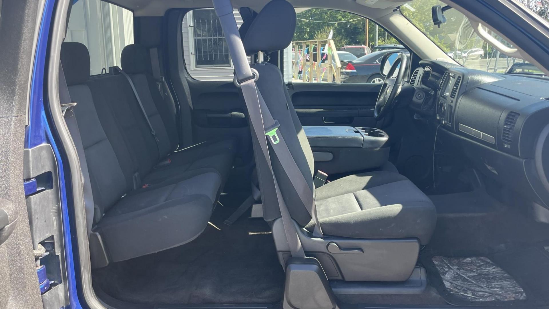 2013 BLUE Chevrolet Silverado 1500 LT Ext. Cab 2WD (1GCRCSE05DZ) with an 5.3L V8 OHV 16V FFV engine, 6-Speed Automatic transmission, located at 2710A Westlane Rd., Indianapolis, IN, 46268, (317) 291-2000, 39.885670, -86.208160 - Photo#5