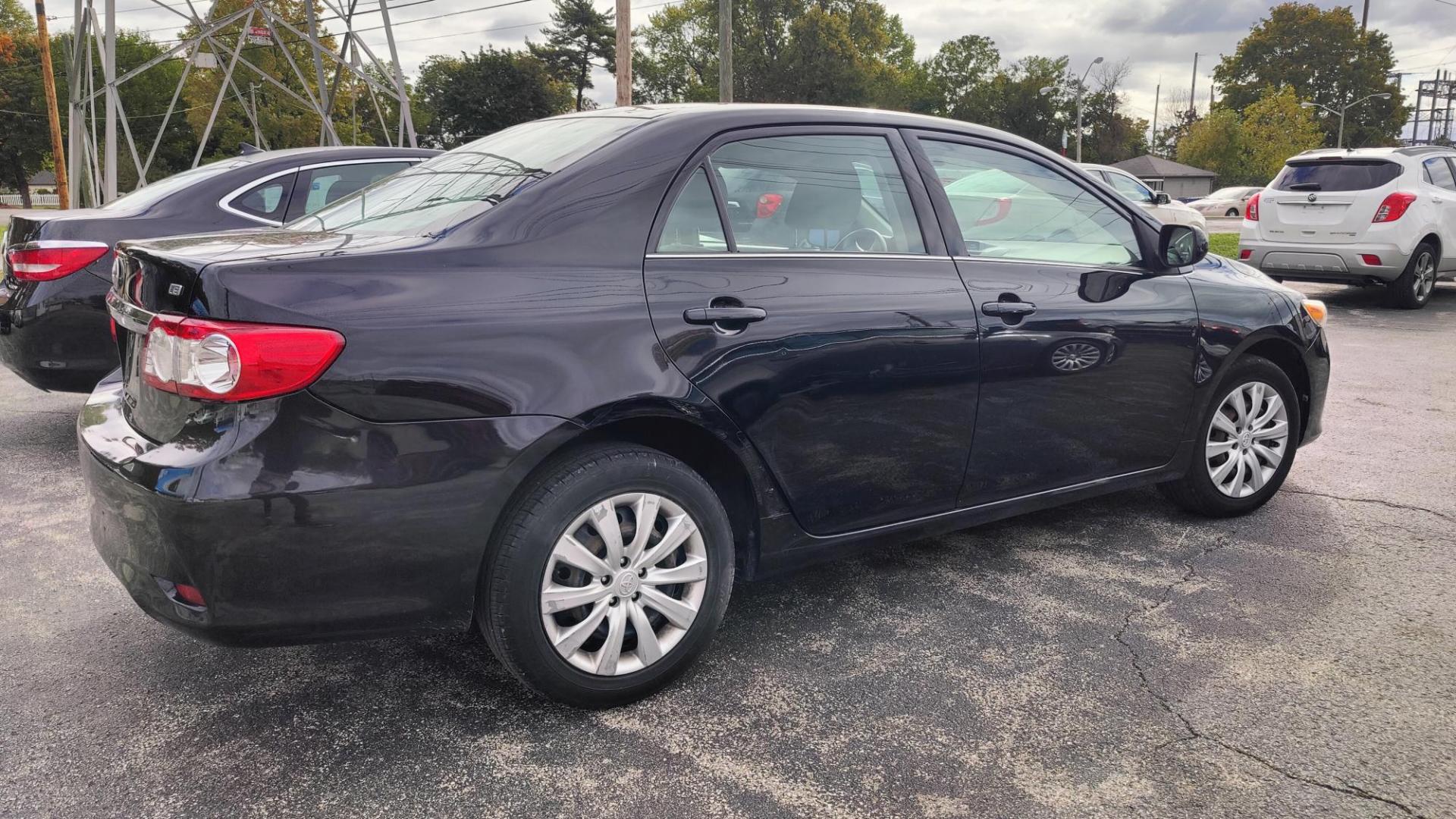 2013 BLACK /GRAY Toyota Corolla LE (2T1BU4EE2DC) with an 1.8L L4 DOHC 16V engine, 4-Speed Automatic transmission, located at 2710A Westlane Rd., Indianapolis, IN, 46268, (317) 291-2000, 39.885670, -86.208160 - Photo#4