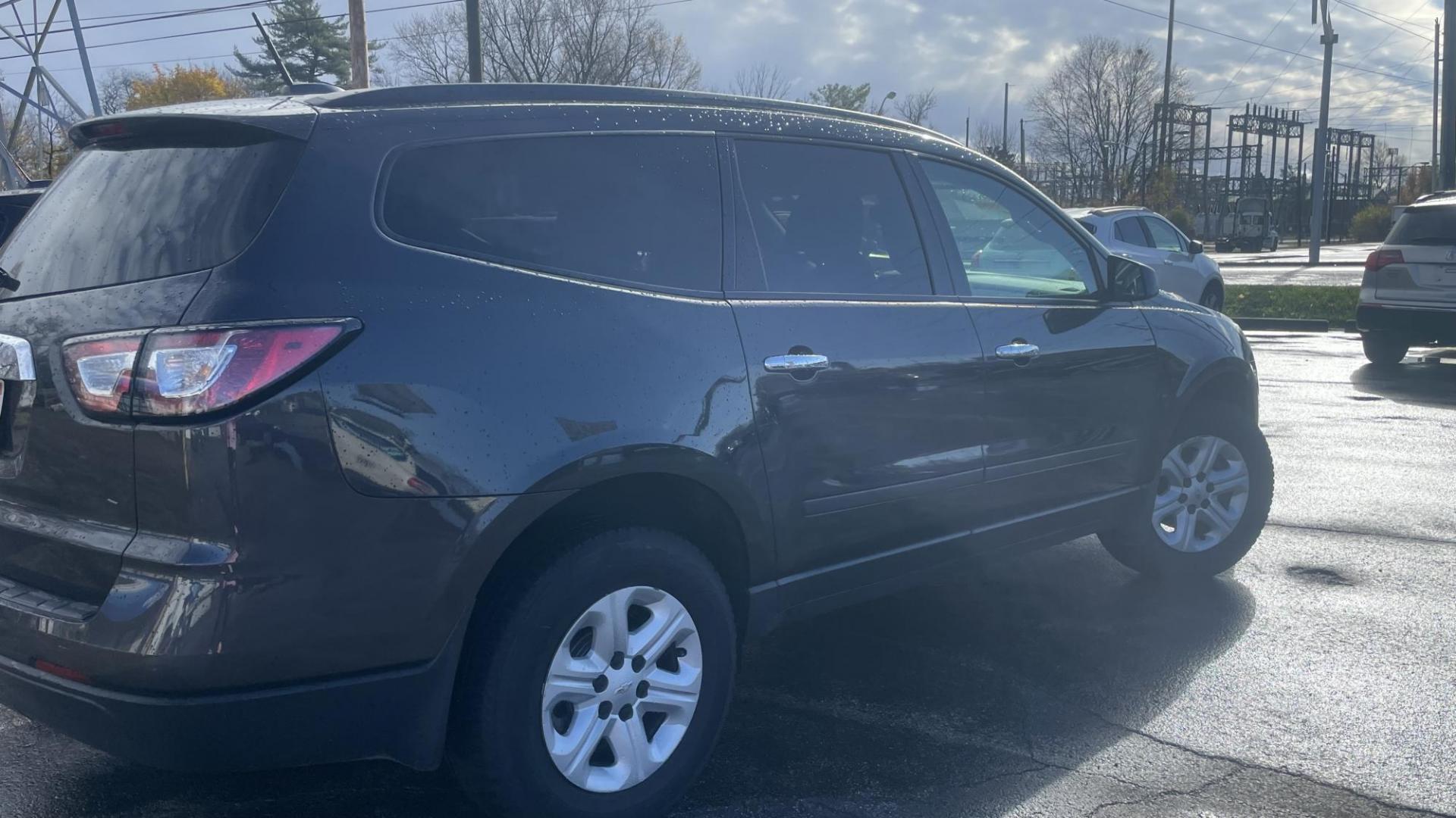 2017 GRAY /GRAY Chevrolet Traverse LS FWD w/PDC (1GNKRFED3HJ) with an 3.6L V6 DOHC 24V engine, 6A transmission, located at 2710A Westlane Rd., Indianapolis, IN, 46268, (317) 291-2000, 39.885670, -86.208160 - Photo#3