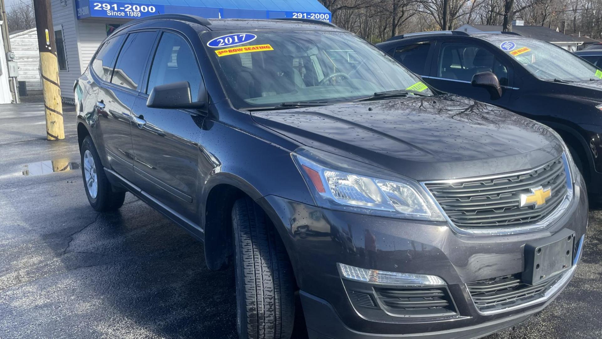 2017 GRAY /GRAY Chevrolet Traverse LS FWD w/PDC (1GNKRFED3HJ) with an 3.6L V6 DOHC 24V engine, 6A transmission, located at 2710A Westlane Rd., Indianapolis, IN, 46268, (317) 291-2000, 39.885670, -86.208160 - Photo#1