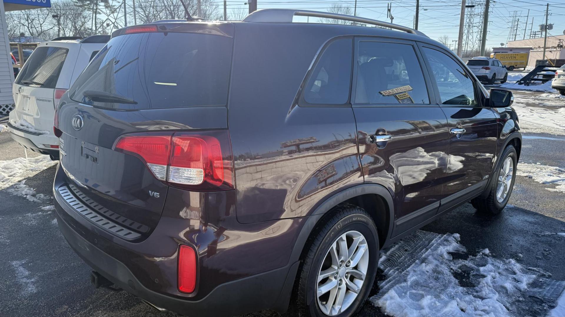 2015 Kia Sorento LX V6 AWD (5XYKTDA72FG) with an 3.3L V6 DOHC 24V engine, 6-Speed Automatic transmission, located at 2710A Westlane Rd., Indianapolis, IN, 46268, (317) 291-2000, 39.885670, -86.208160 - Photo#4