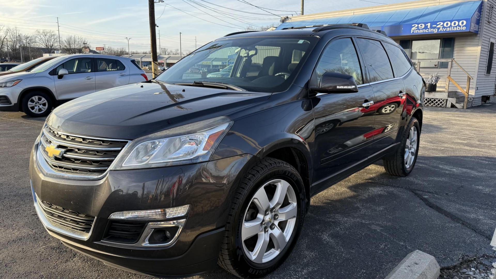 2017 DARK GRAY /GRAY Chevrolet Traverse 1LT AWD (1GNKVGKD2HJ) with an 3.6L V6 DOHC 24V engine, 6A transmission, located at 2710A Westlane Rd., Indianapolis, IN, 46268, (317) 291-2000, 39.885670, -86.208160 - Photo#0