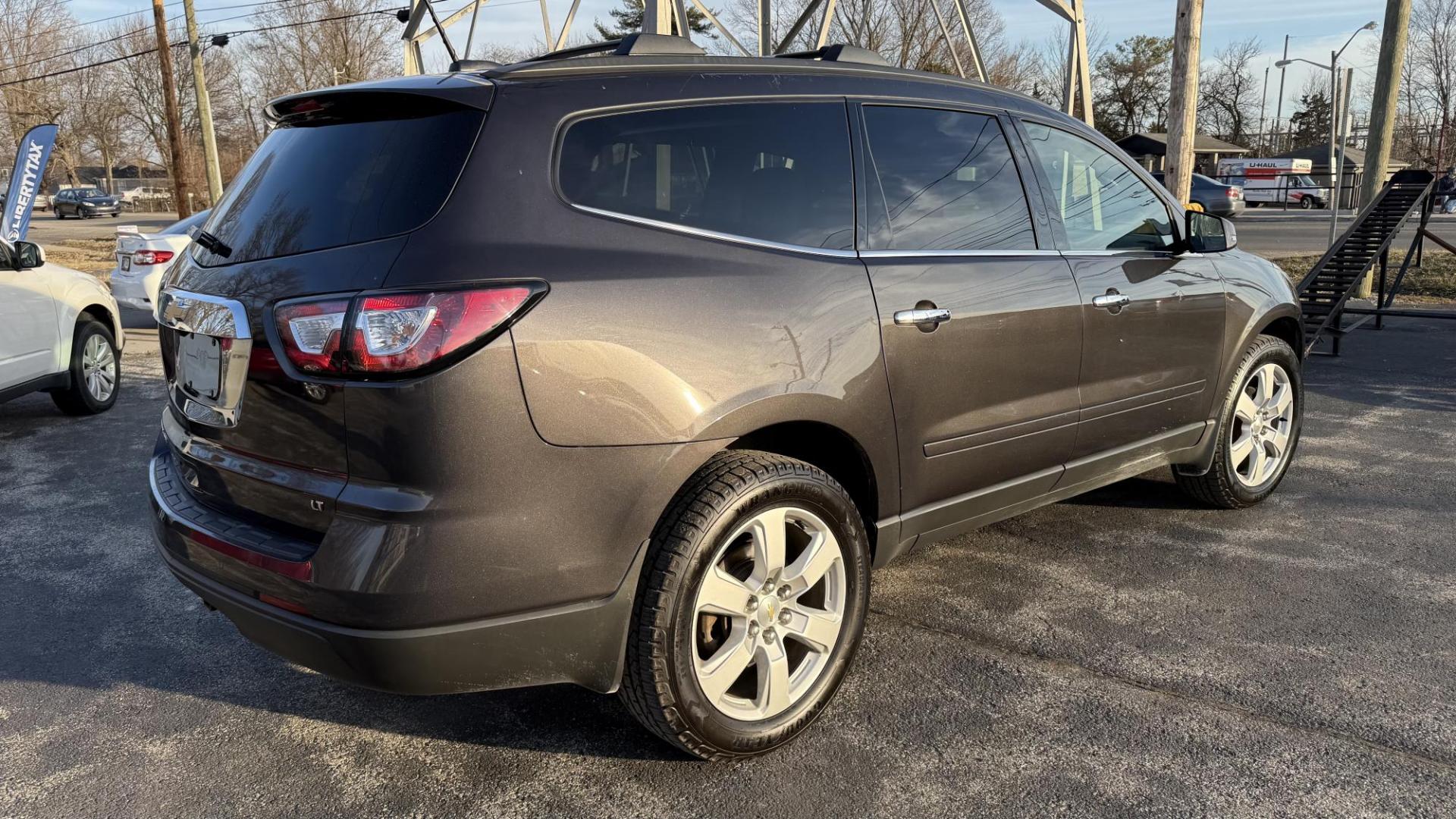 2017 DARK GRAY /GRAY Chevrolet Traverse 1LT AWD (1GNKVGKD2HJ) with an 3.6L V6 DOHC 24V engine, 6A transmission, located at 2710A Westlane Rd., Indianapolis, IN, 46268, (317) 291-2000, 39.885670, -86.208160 - Photo#5