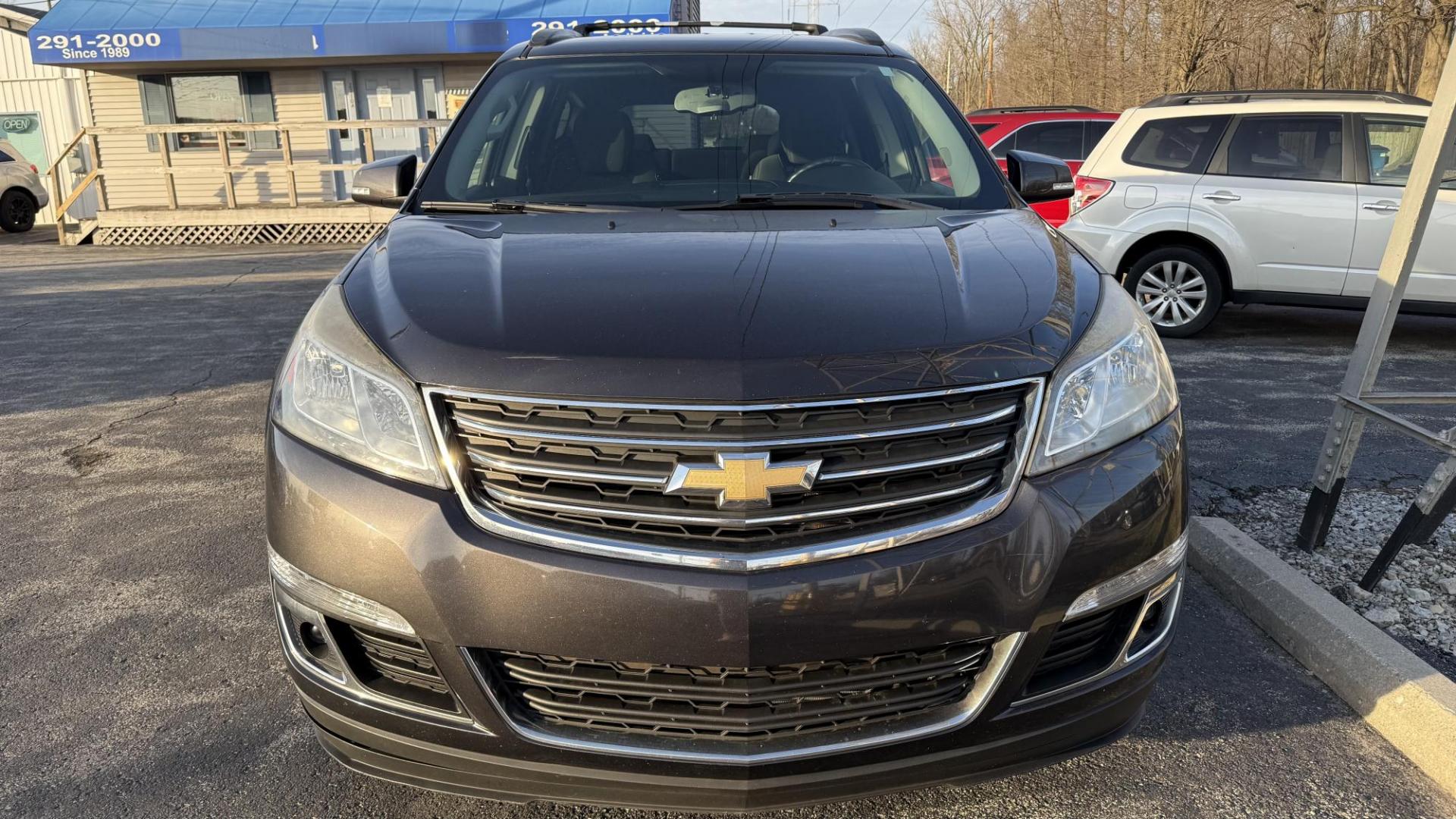 2017 DARK GRAY /GRAY Chevrolet Traverse 1LT AWD (1GNKVGKD2HJ) with an 3.6L V6 DOHC 24V engine, 6A transmission, located at 2710A Westlane Rd., Indianapolis, IN, 46268, (317) 291-2000, 39.885670, -86.208160 - Photo#1