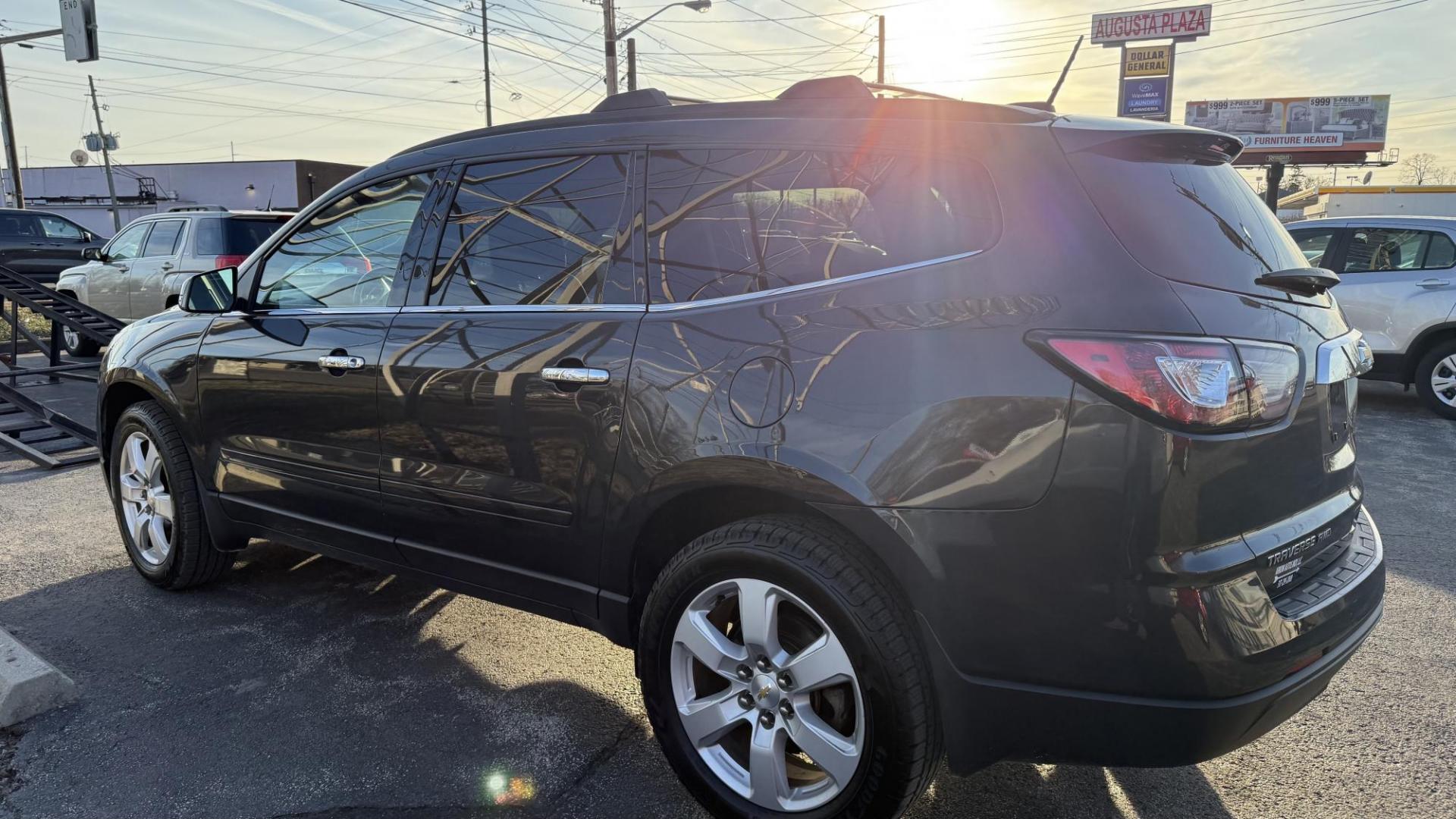 2017 DARK GRAY /GRAY Chevrolet Traverse 1LT AWD (1GNKVGKD2HJ) with an 3.6L V6 DOHC 24V engine, 6A transmission, located at 2710A Westlane Rd., Indianapolis, IN, 46268, (317) 291-2000, 39.885670, -86.208160 - Photo#3