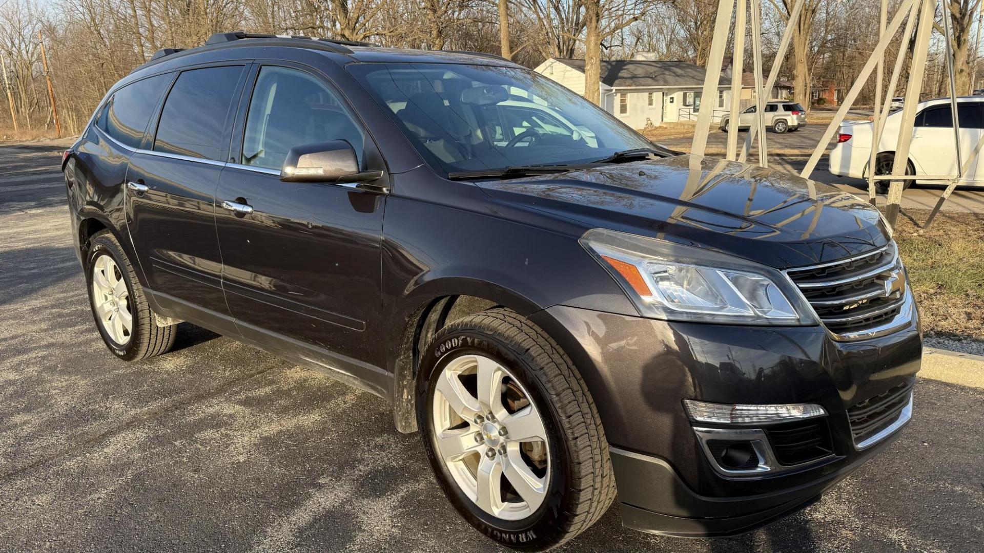 2017 DARK GRAY /GRAY Chevrolet Traverse 1LT AWD (1GNKVGKD2HJ) with an 3.6L V6 DOHC 24V engine, 6A transmission, located at 2710A Westlane Rd., Indianapolis, IN, 46268, (317) 291-2000, 39.885670, -86.208160 - Photo#2