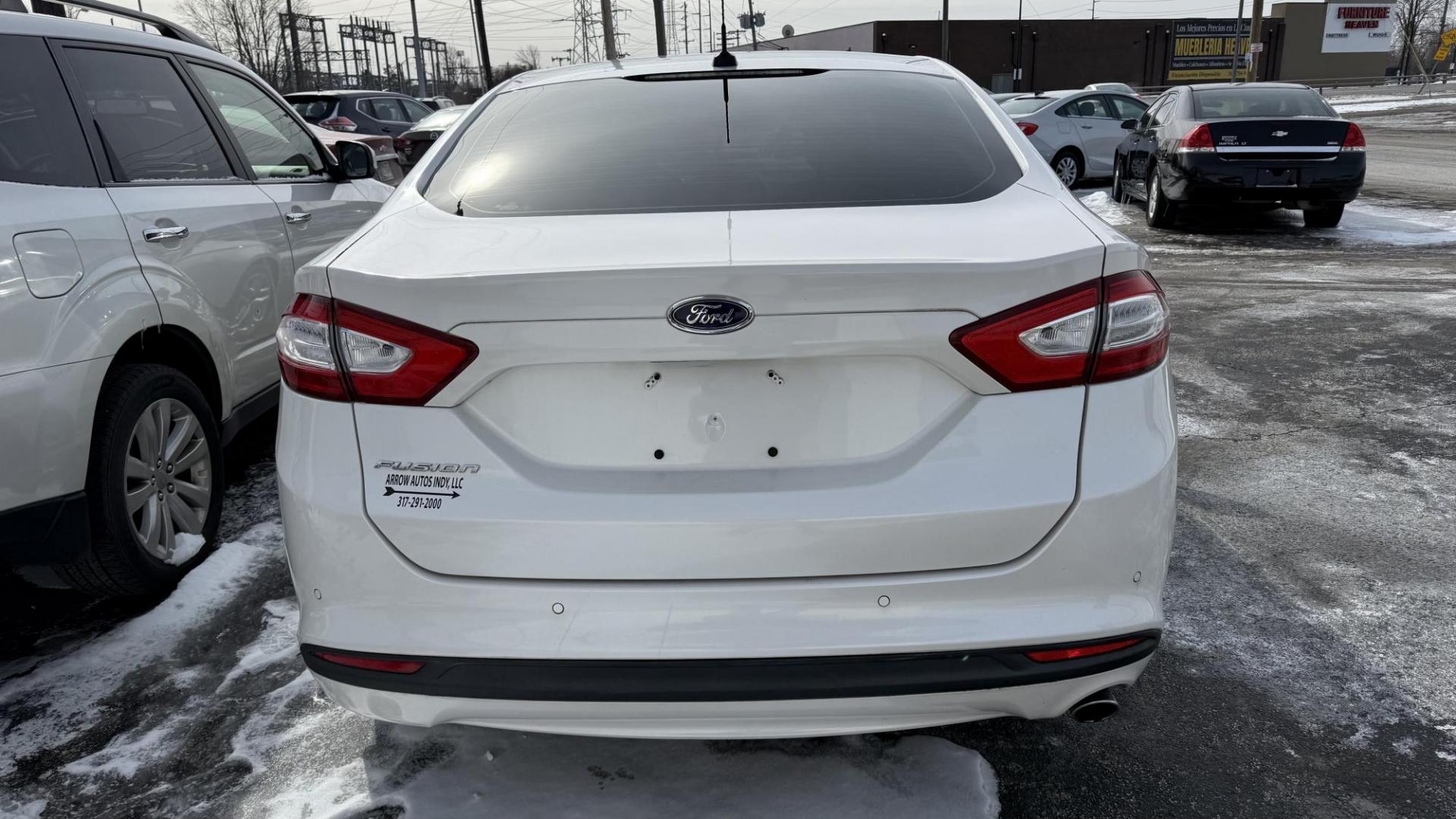 2014 WHITE /BLACK Ford Fusion SE (3FA6P0H75ER) with an 2.5L L4 DOHC 16V engine, 6-Speed Automatic transmission, located at 2710A Westlane Rd., Indianapolis, IN, 46268, (317) 291-2000, 39.885670, -86.208160 - Photo#4