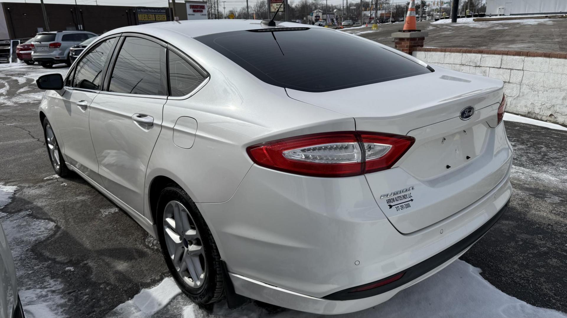 2014 WHITE /BLACK Ford Fusion SE (3FA6P0H75ER) with an 2.5L L4 DOHC 16V engine, 6-Speed Automatic transmission, located at 2710A Westlane Rd., Indianapolis, IN, 46268, (317) 291-2000, 39.885670, -86.208160 - Photo#5