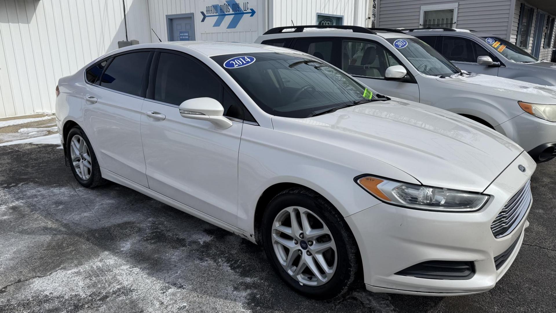 2014 WHITE /BLACK Ford Fusion SE (3FA6P0H75ER) with an 2.5L L4 DOHC 16V engine, 6-Speed Automatic transmission, located at 2710A Westlane Rd., Indianapolis, IN, 46268, (317) 291-2000, 39.885670, -86.208160 - Photo#0